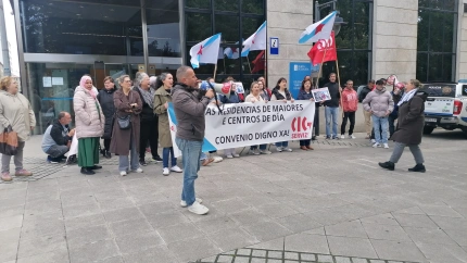 Concentración de las trabajadoras ante la sede de la Xunta en Ferrol