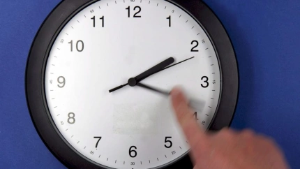 POK01 POKERNT (ALEMANIA) 27/3/2008.- Imagen de una mano adelantando un reloj en Pokrent, Alemania, hoy, jueves 27 de marzo. La mayoría de los países europeos adelantarán sus relojes una hora el próximo 30 de marzo para aprovechar la luz del día.EFE/Jens Buettner