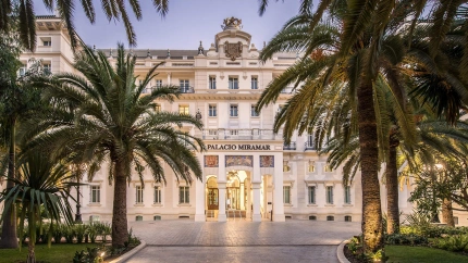 La singular historia de la corona gigante que luce en la fachada del único hotel cinco estrellas gran lujo de Málaga: “Devolverle lo que era suyo”