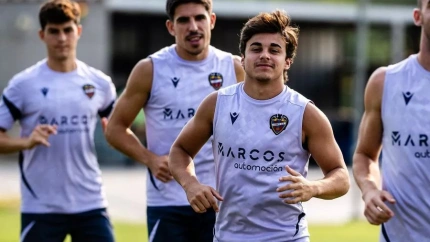 Carlos Álvarez, en un entrenamiento con el Levante UD