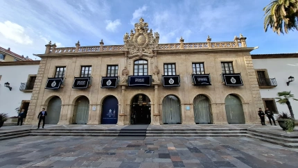 El hotel de la Reconquista de Oviedo, con los reposteros de los Premios Princesa de Asturias