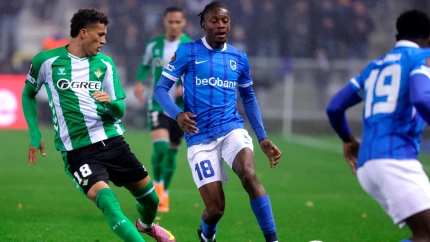 Joris Kayembe protege el balón ante Nelson Deossa durante el Genk-Betis de la Europa League