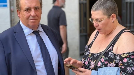 El abogado de la asociación Amama, Manuel Jiménez Soto, y Anabel Cano, una de las afectadas, tras la reunión mantenida el pasado jueves con la consejera andaluza de Salud, sobre los fallos en el programa de cribado de cáncer de mamá