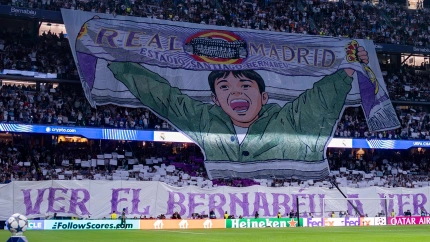 Tifo desplegado en el fondo sur del Santiago Bernabéu que refleja a Lucas Vázquez de niño con la bandera del Real Madrid