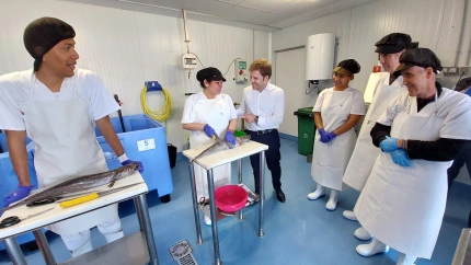 El concejal de Empleo y Promoción Económica, Javier Díaz Mosquera, con participantes en  una edición anterior