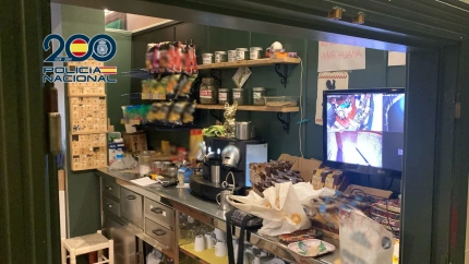 gentes de la Policía Nacional incautaron marihuana, hachís y dinero tras desmantelar una asociación cannábica que operaba como punto de venta al menudeo
