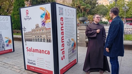 Miguel Angel González, Prior de los Carmelitas Descalzos de Alba de Tormes y Angel Fernández Silva, concejal de cultura en el Ayto. de Salamanca reflexionan sobre la muestra Huellas de Teresa