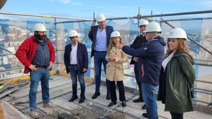 La comitiva pudo subir a lo alto de la torre en obras