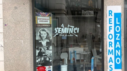 La tienda Reformas Lozano forma parte de la zona Comercial Calderón. En la imagen, el escaparate pintado y la alfombra de la Seminci