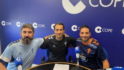 El responsable de la Fundación Celta Integra, Eric Pérez, junto a los monitores, Ramón y Juan, en los estudios de COPE Ourense