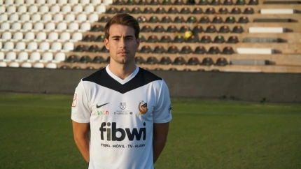 Mateu Ferrer posa con la camiseta de la Copa del Rey
