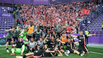 Los jugadores del Sporting celebran con los aficionados la victoria en Valladolid