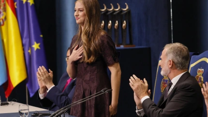 La princesa Leonor (i) recibe el aplauso del rey Felipe, durante la ceremonia de entrega de los Premios Princesa de Asturias