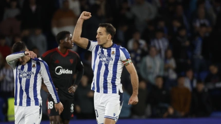 El delantero de la Real Sociedad, Mikel Oyarzabal celebra su segundo gol al Sevilla