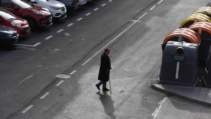 Un jubilado caminando por una calle vacía en Madrid