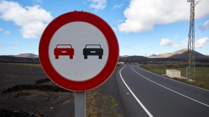 Señal de prohibido adelantar en carretera rural remota, Lanzarote, Islas Canarias