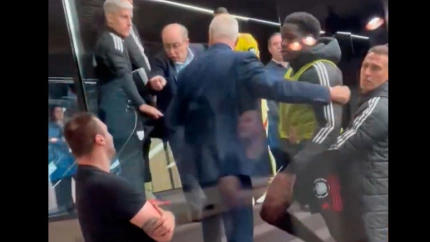 El hombre vaciló a los jugadores del Sevilla de forma lamentable y estos no se lo tomaron bien.