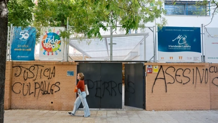 Pintadas en la puerta del colegio de Sandra Peña