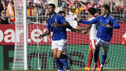 GIRONA (ESPAÑA), 25/10/2025.- El defensa del Real Oviedo David Carmo (i), celebra su gol contra el Girona, durante el partido de la jornada 10 de LaLiga EA Sports disputado en el estadio municipal de Montilivi de Girona este sábado. EFE/David Borrat.