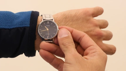 (Foto de ARCHIVO)Un hombre cambia la hora en su reloj, a 27 de marzo de 2025, en Madrid (España). El cambio de hora es una práctica establecida en la mayoría de los países europeos con el objetivo de aprovechar mejor la luz solar y reducir el consumo energético. Sin embargo, en los últimos años su efectividad ha sido cuestionada. Diversos estudios han señalado que el ahorro energético que proporciona es mínimo en la actualidad, ya que los hábitos de consumo han cambiado y la tecnología ha optimizado el uso de la energía. En 2019, el Parlamento Europeo votó a favor de eliminar el cambio de hora en la Unión Europea, permitiendo que cada país decidiera si mantener el horario de verano o el de invierno de manera permanente.Marta Fernández / Europa Press27/3/2025