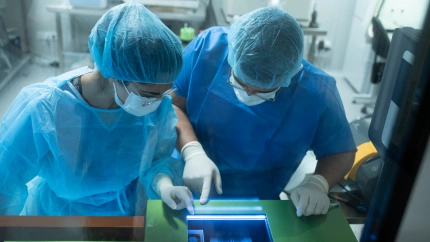 (Foto de ARCHIVO)Dos técnicos trabajan en la sala de criopreservación de células el Hospital Clínic, a 28 de septiembre de 2023, en Barcelona, Cataluña (España). Esta investigación en cáncer de mama es conjunta entre el Clínic de Barcelona, el Vall d'Hebron de Barcelona, el 12 de Octubre de Madrid y la Universidad de Navarra. Investigadores del Hospital Clínic-Idibaps lideran dos ensayos clínicos en humanos, probados por primera vez en el mundo, que buscan evaluar la eficacia y la tolerancia de dos terapias celulares personalizadas en un subtipo de cáncer de mama con un índice bajo de supervivencia para las pacientes: el cáncer de mama triple negativo.David Zorrakino / Europa Press28 SEPTIEMBRE 2023;CÁNCER DE MAMA;CLINIC;CÁNCER. ONCOLOGÍA;HOSPITAL;SALUD;INVESTIGACIÓN;INVESTIGACIÓN CLÍNICA;INVESTIGADORA;LABORATORIO;PROBETAS;28/9/2023