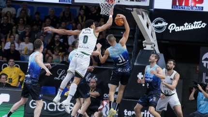 Tyson Pérez intenta taponar a Giedraitis