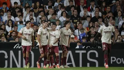 Comesaña celebra con sus compañeros el 0-2 del Villarreal contra el Valencia