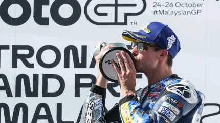 Alex Márquez celebra en el podio de Sepang su victoria en el GP de Malasia de Fórmula 1.