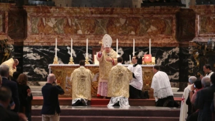 Momento de la Misa Tradicional en Latín que ha oficiado el cardenal Burke en la Basílica de San Pedro