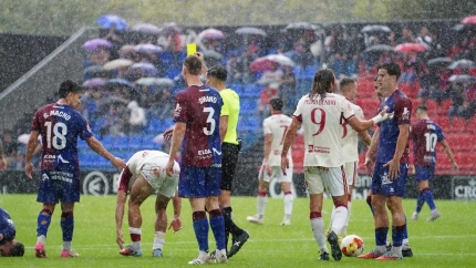 El Real Murcia salva un punto bajo el diluvio