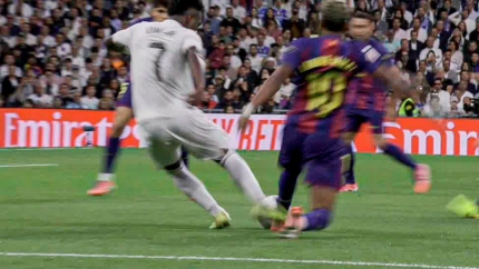 Imagen trasera del posible penalti de Lamine Yamal a Vinicius.