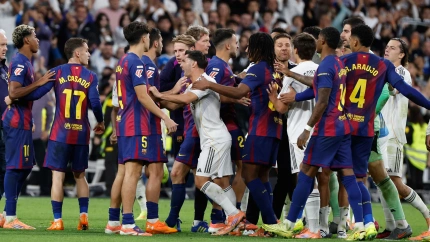 Uno de los momentos de la tangana al final del partido entre Real Madrid y Barcelona