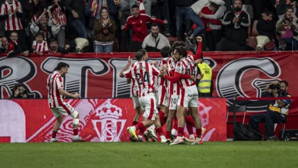 Los jugadores del Sporting celebran el gol de Otero al Zaragoza