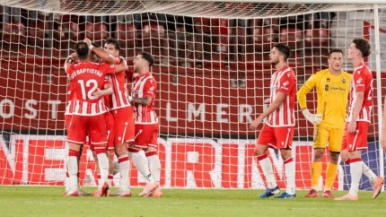 Los futbolistas del Almería celebran el gol de Chirino