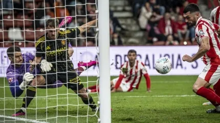 Yáñez, meta del Sporting, salva un gol en presencia de Soberón, al que se le anuló un tanto