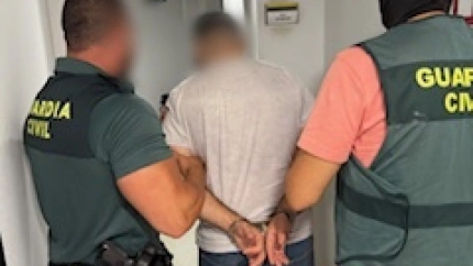 Guardia Civil con el detenido