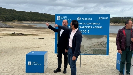 El director de Turismo de Galicia, Xosé Merelles, junto al alcalde de A Veiga, Juan Anta