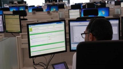 Operador en la sala regional de 112 Andalucía