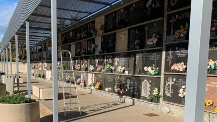 El cementerio municipal de Dénia se prepara para la festividad de Todos los Santos con diversas mejoras y trabajos de mantenimiento