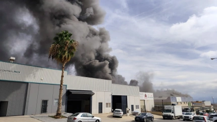 Columna de humo en el polígono Saprelorca como consecuencia del incendio