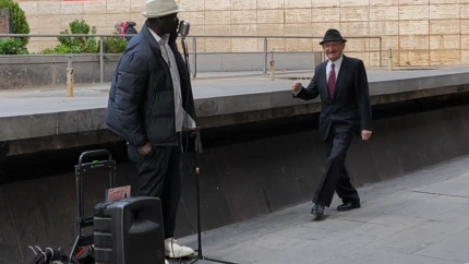 Simon y Big Moon, la entrañable pareja que anima con su música el centro de Zaragoza: "...."