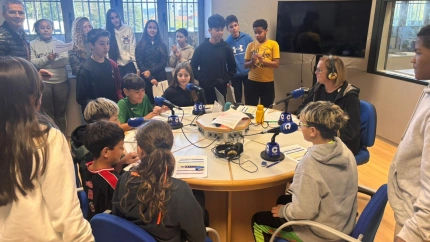 Estudiantes de 1º y 2º de la ESO del IES Alfonso II de Oviedo, participando en un espacio de radio en COPE