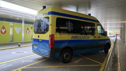 Ambulancia del 061 en el Hospital de A Coruña (CHUAC)
