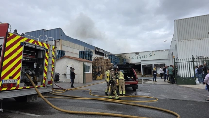 Bomberos y personal de Emergencias durante la extinción del incendio