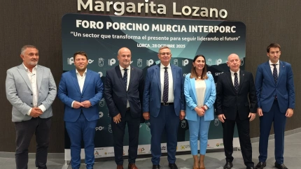 La consejera Rubira junto a representantes del sector en el Foro Interporc