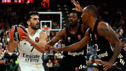 Facundo Campazzo trata de ejecutar un pase en el partido entre el Bayern y el Real Madrid de la Euroliga