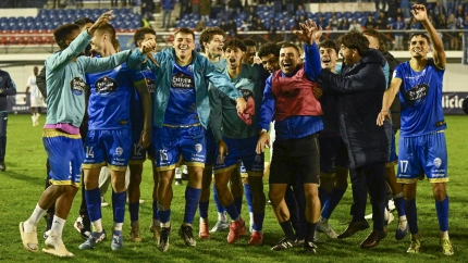 Los jugadores del Ourense celebran su pase a la siguiente Copa del Rey ante el Oviedo
