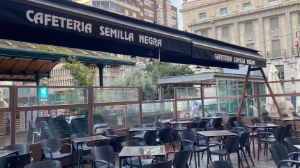 Terraza de la cafetería Semilla Negra, en Plaza de España, Valladolid