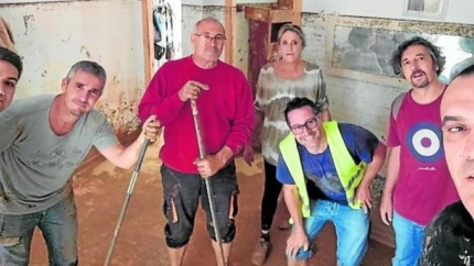Familia de Susana Torres limpiando la casa de sus suegros