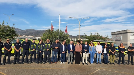 Alcaldes y personal de los servicios de Emergencias guardan un minuto de silencio por las víctimas de la dana de Valencia en presencia del concejal de Chiva
